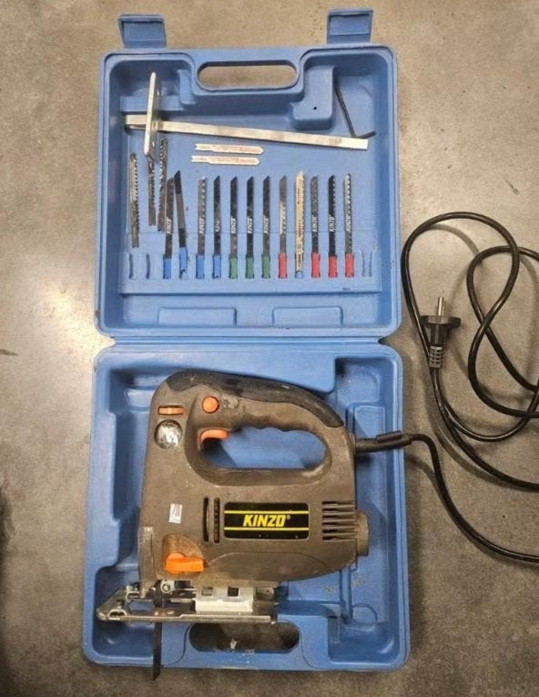Kinzo Decoupeerzaag 600W met zaagjes in koffer, Ophalen, Gebruikt, Kinzo, Decoupeerzaag