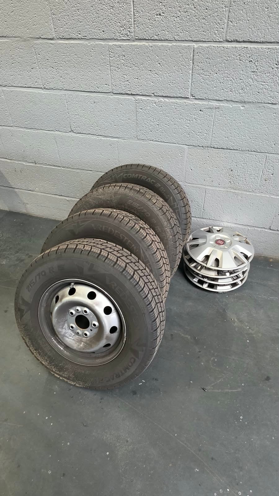 Fiat Ducato 15” velgen + Vredestein All Season +wieldoppen, Auto-onderdelen, Ophalen, 15 inch, Banden en Velgen, All Season
