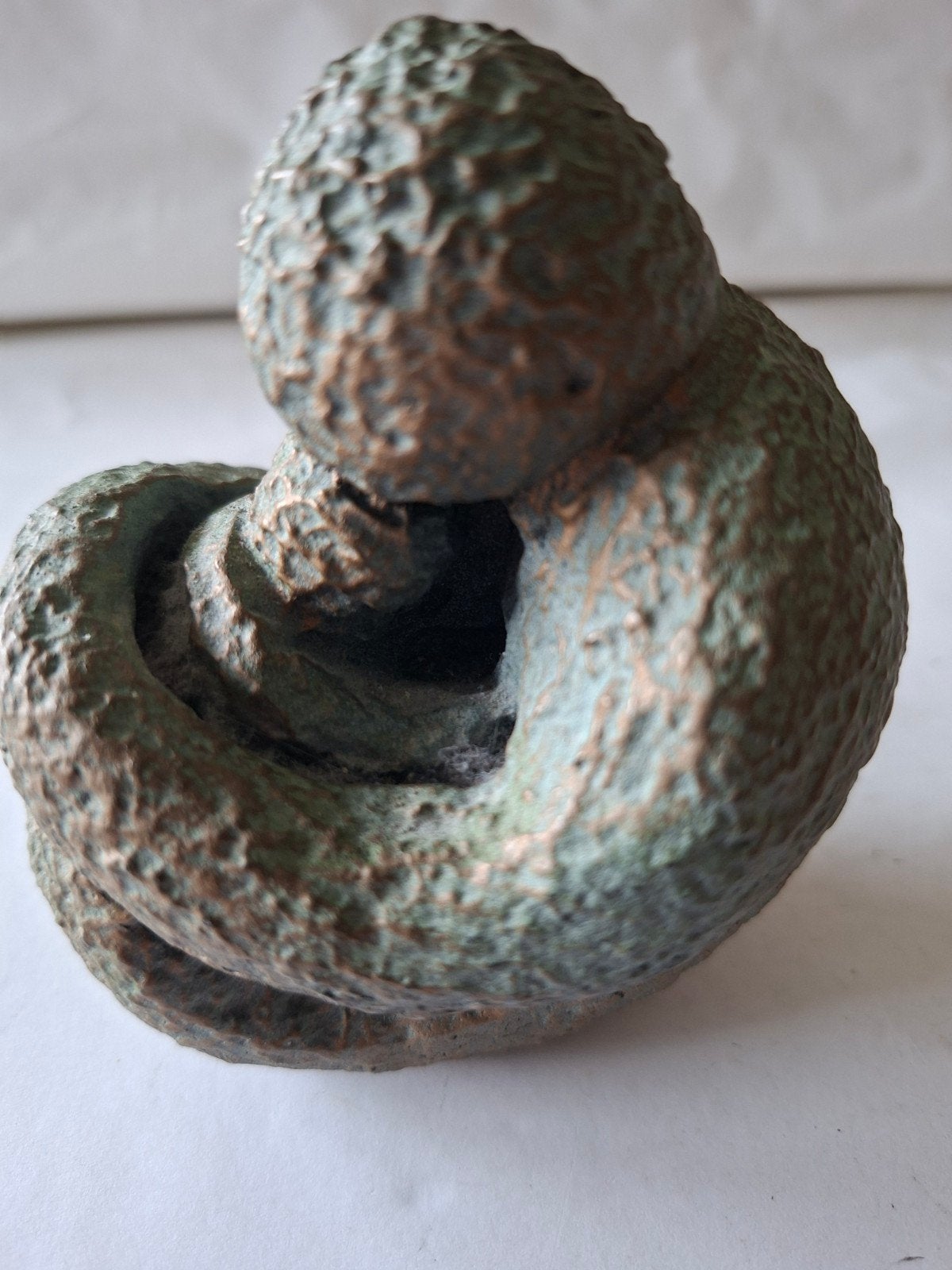Abstracte sculptuur met bronslook . Zie foto's., Minder dan 20 cm, Ophalen of Verzenden, Handgemaakt, Beeld