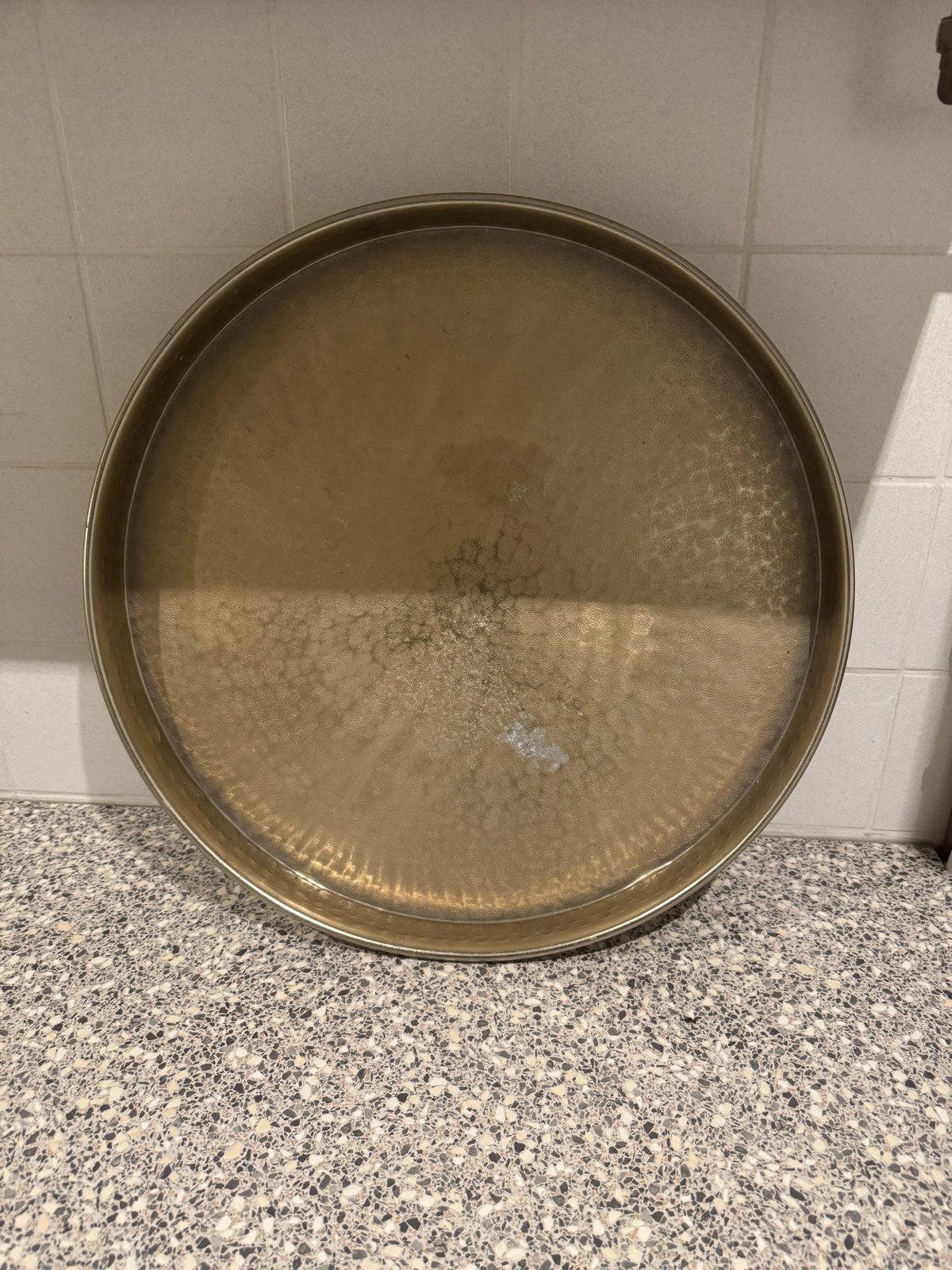 Grote ronde messing dienblad met gehamerde textuur, Ophalen of Verzenden