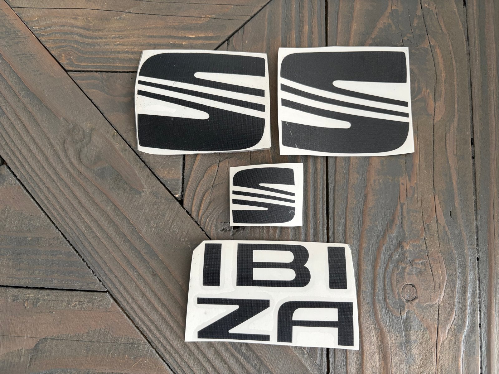 Seat Ibiza mat zwarte vinyl stickers voor logo's, Ophalen of Verzenden