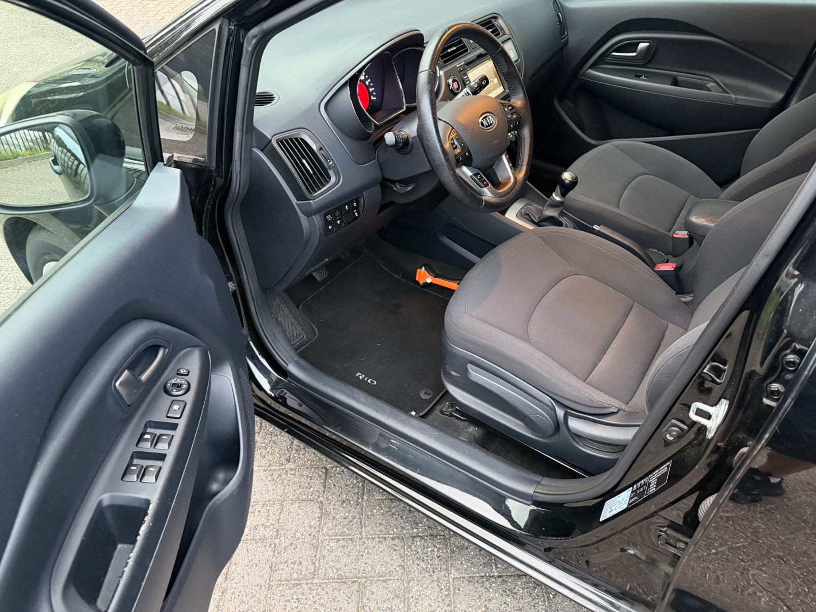 Foto 9 van Kia Rio 1.2 I 5DRS 2012 Zwart super pack. Navigatie,airco.