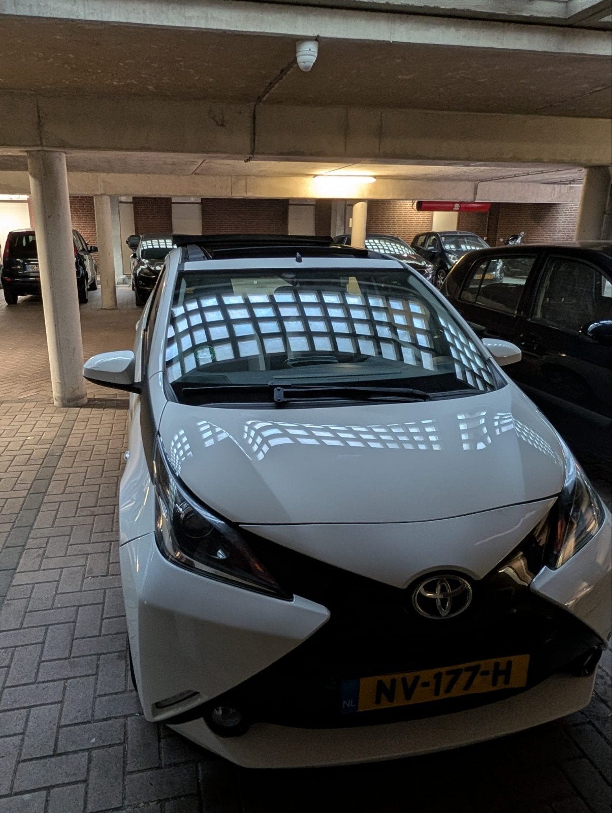 Toyota Aygo 1.0 Vvt-i 69pk 5D 2017 panorama dak achter camer, Voorwielaandrijving, 4 stoelen, Wit, Origineel Nederlands
