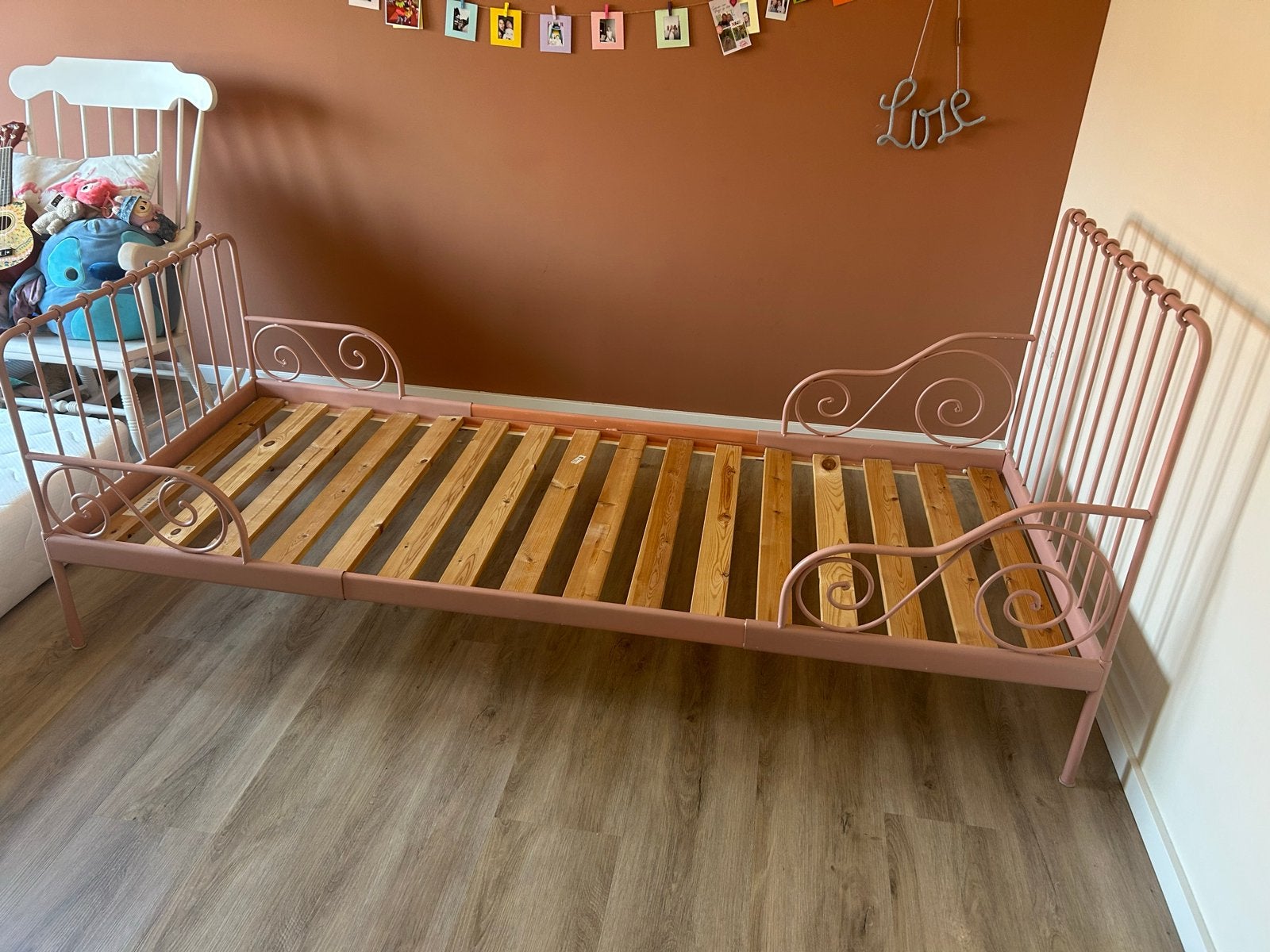 IKEA Minnen meegroeibed - oud roze geverfd, Huis en Inrichting, Slaapkamer | Bedden, Ophalen, 80 cm, 200 cm, Metaal