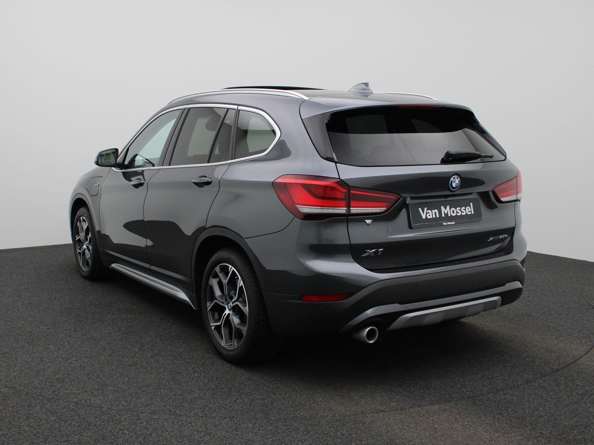 BMW X1 xDrive25e | PANORAMADAK | CAMERA | HEAD UP DISPLAY |, 12 maanden, Stof, Gebruikt, 1820 kg