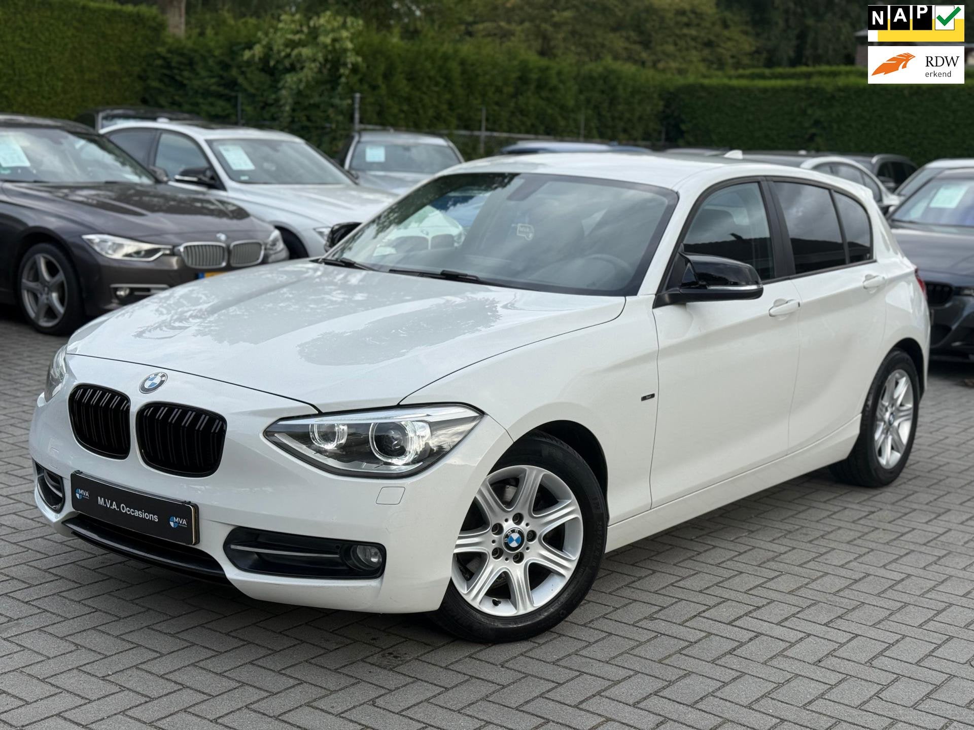BMW 1-serie 116i High Executive Sport|Nieuwe Ketting + Kleps, Auto's, BMW, 1-Serie, Gebruikt, 4 cilinders, Wit