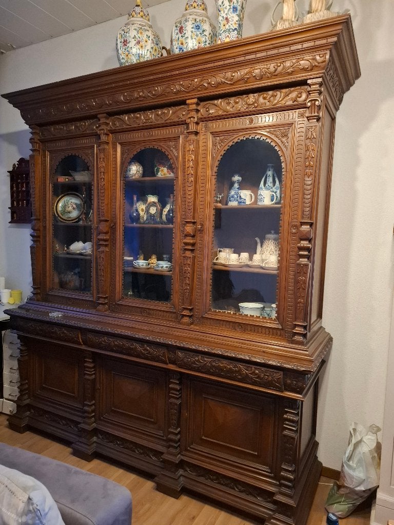 Antieke Vitrinekast met Rijk Snijwerk, Ophalen