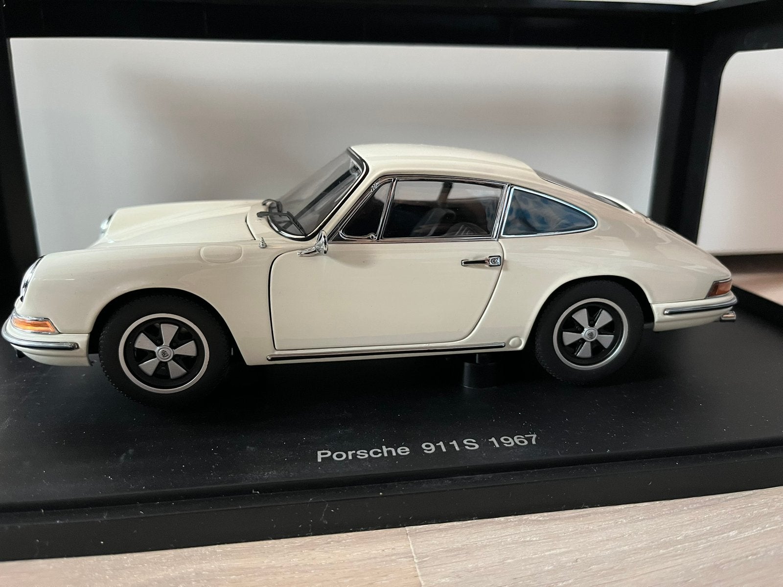 Porsche 911 S 1967 ivory white #77918 Autoart 1:18, Hobby en Vrije tijd, Modelauto's | 1:18, Ophalen of Verzenden, Zo goed als nieuw