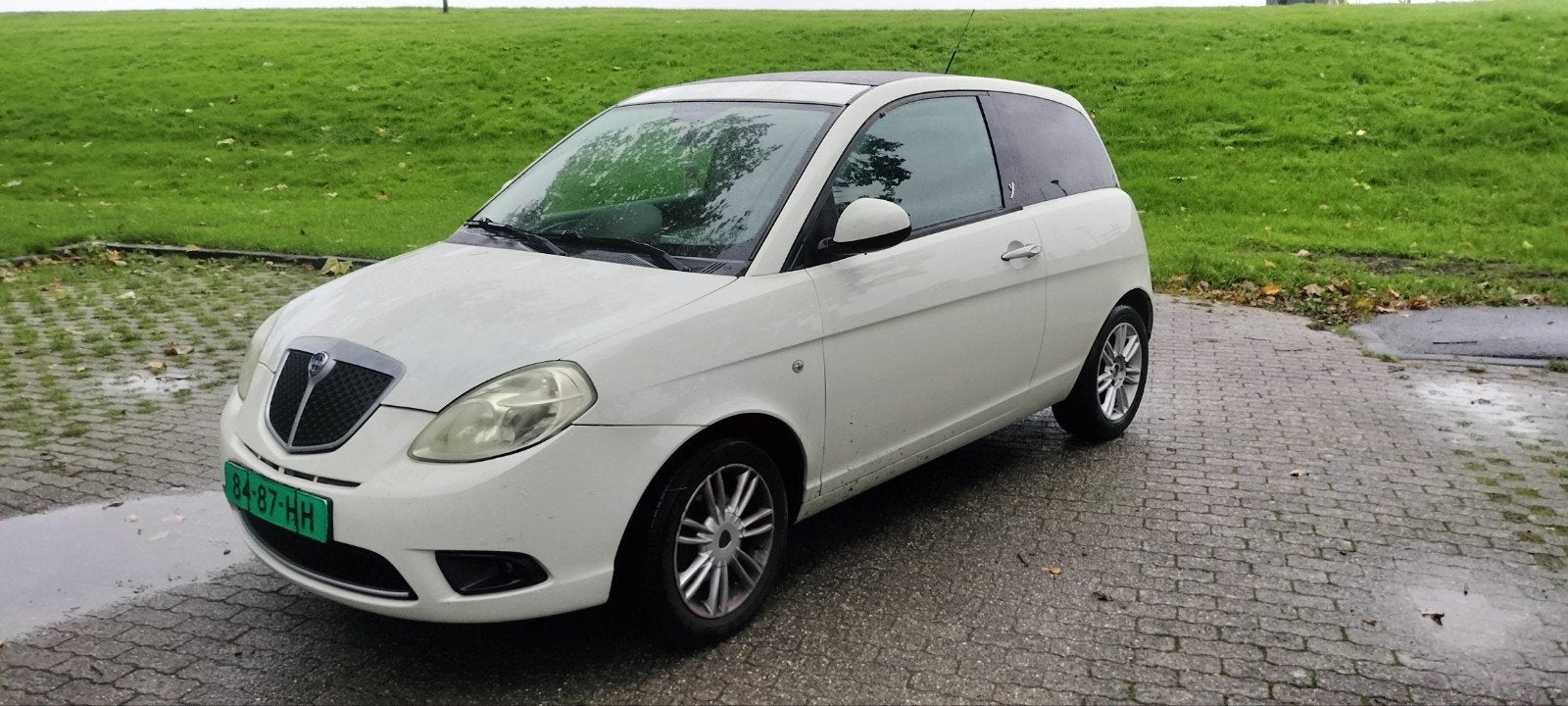 Budget Deal! Lancia Ypsilon 1.4 Airco / Pano 2011 Wit Apk'27, Auto's, Voorwielaandrijving, Dealer onderhouden, Stof, 4 cilinders