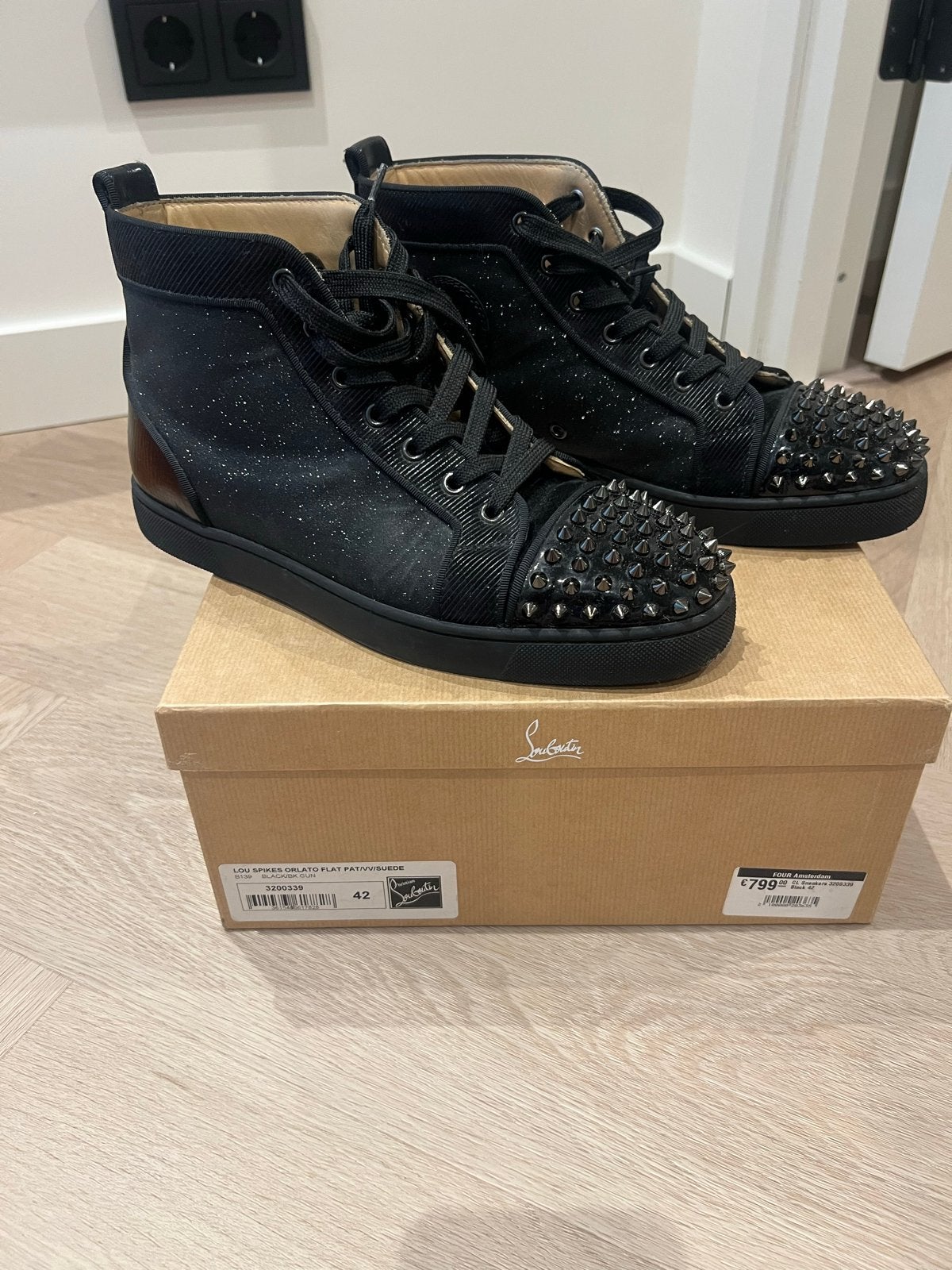 Christian Louboutin Lou Spikes Orlato Flat Pat/VV/Suede, Ophalen of Verzenden, Gedragen, Zwart, Sneakers of Gympen