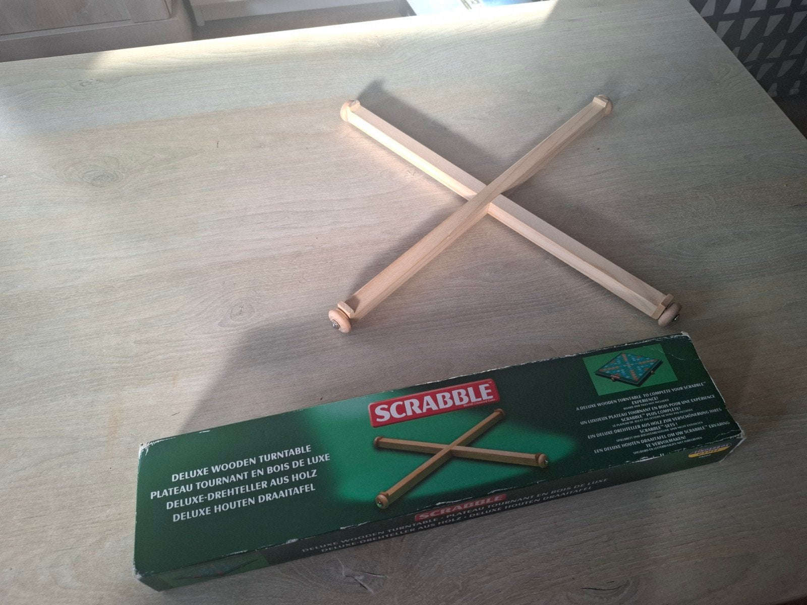 Scrabble Deluxe Houten Draaitafel - Zo goed als nieuw, Hobby en Vrije tijd, Gezelschapsspellen | Bordspellen, Onbekend, Tinderbox Games