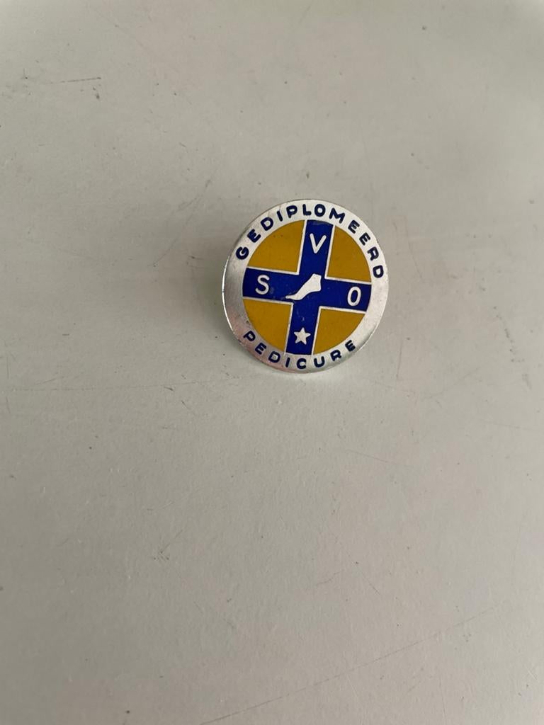 Vintage Gediplomeerd Pedicure Speldje SVO, Ophalen of Verzenden, Gebruikt, Overige onderwerpen, Speldje of Pin