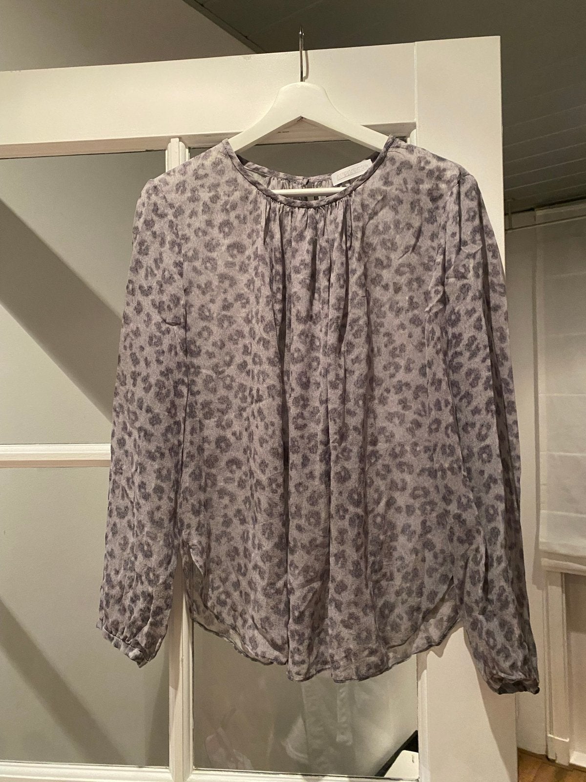 St.emile blouse maat 38, Kleding | Dames, Ophalen of Verzenden, Zo goed als nieuw, Maat 38/40 (M), Grijs