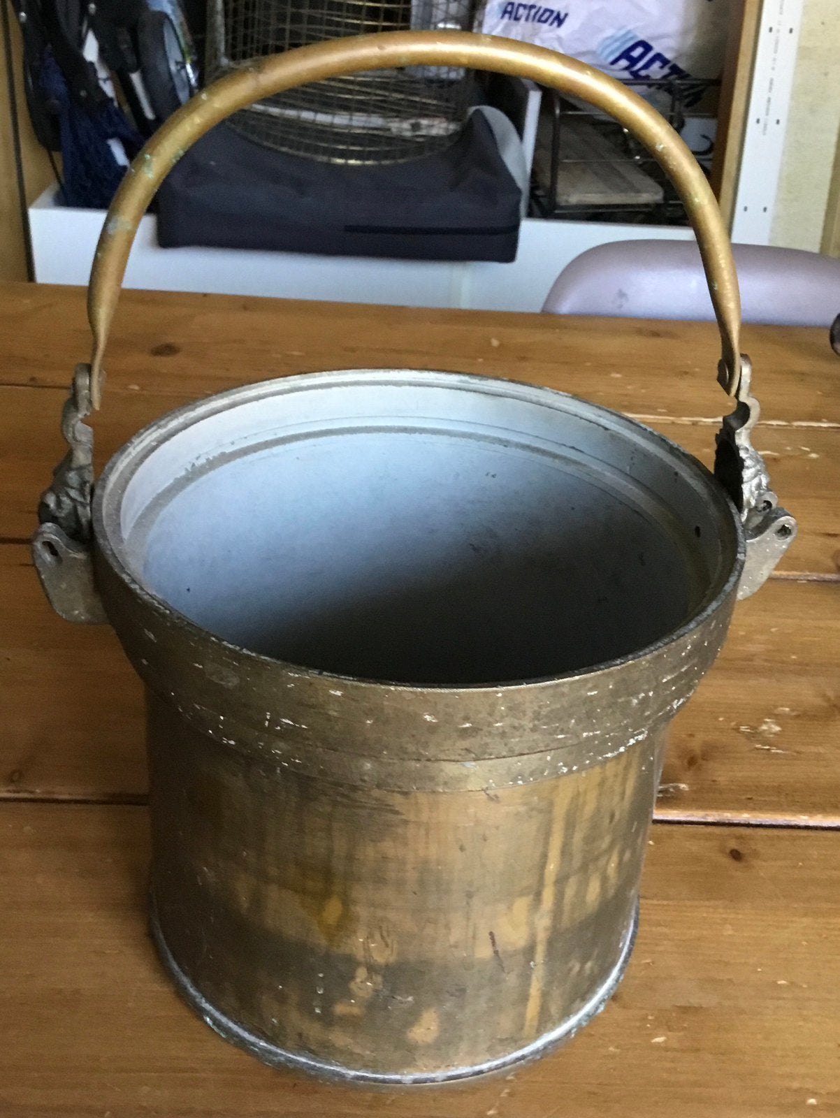 ANTIEKE KOPEREN BLOEMPOT MET LEEUWENKOPPEN, Ophalen of Verzenden, Koper