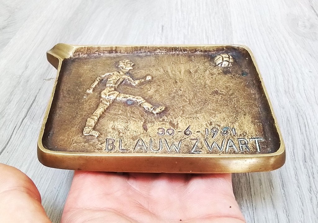 messing asbak 30-06-1951 footbal memorabilia, Antiek en Kunst, Verzenden