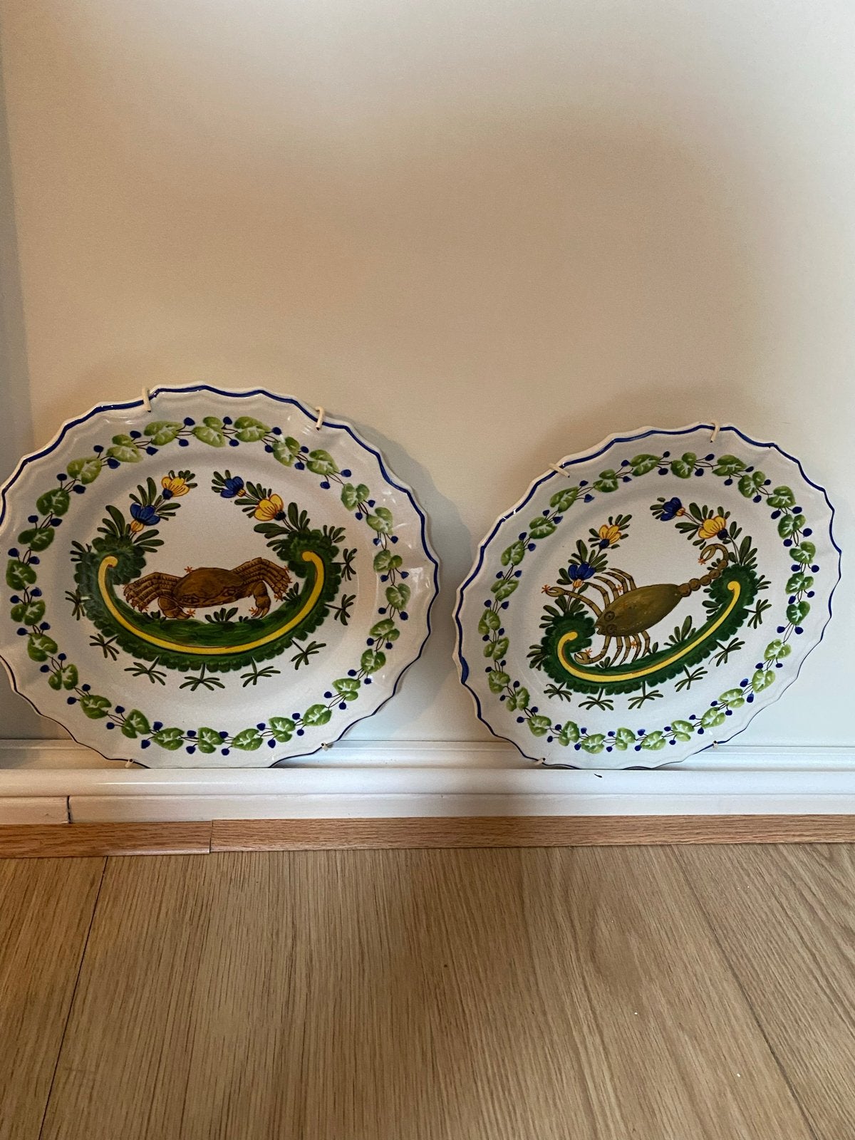Set van 2 handgeschilderde decoratieve wandborden, Antiek en Kunst, Antiek | Porselein, Ophalen of Verzenden