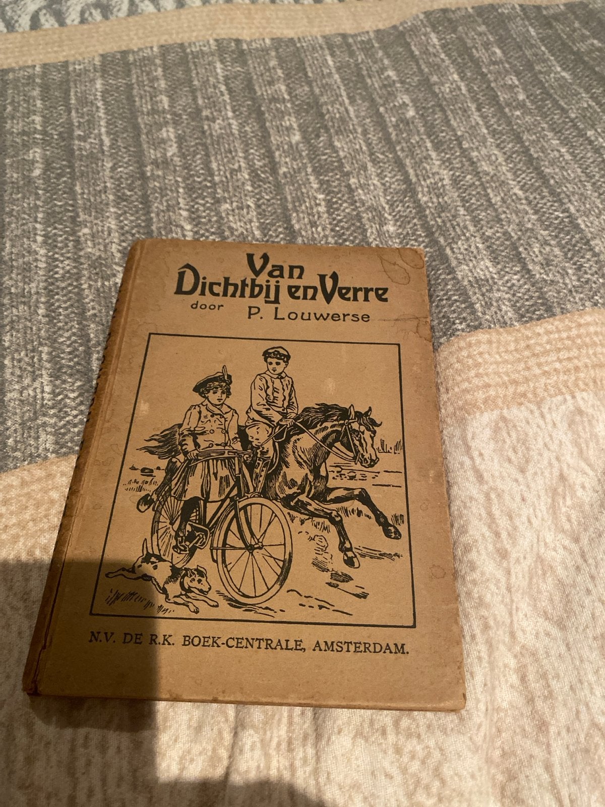 Van Dichtbij en Verre - P. Louwerse (Oud kinderboek), Boeken, Ophalen of Verzenden, Gelezen, Fictie algemeen