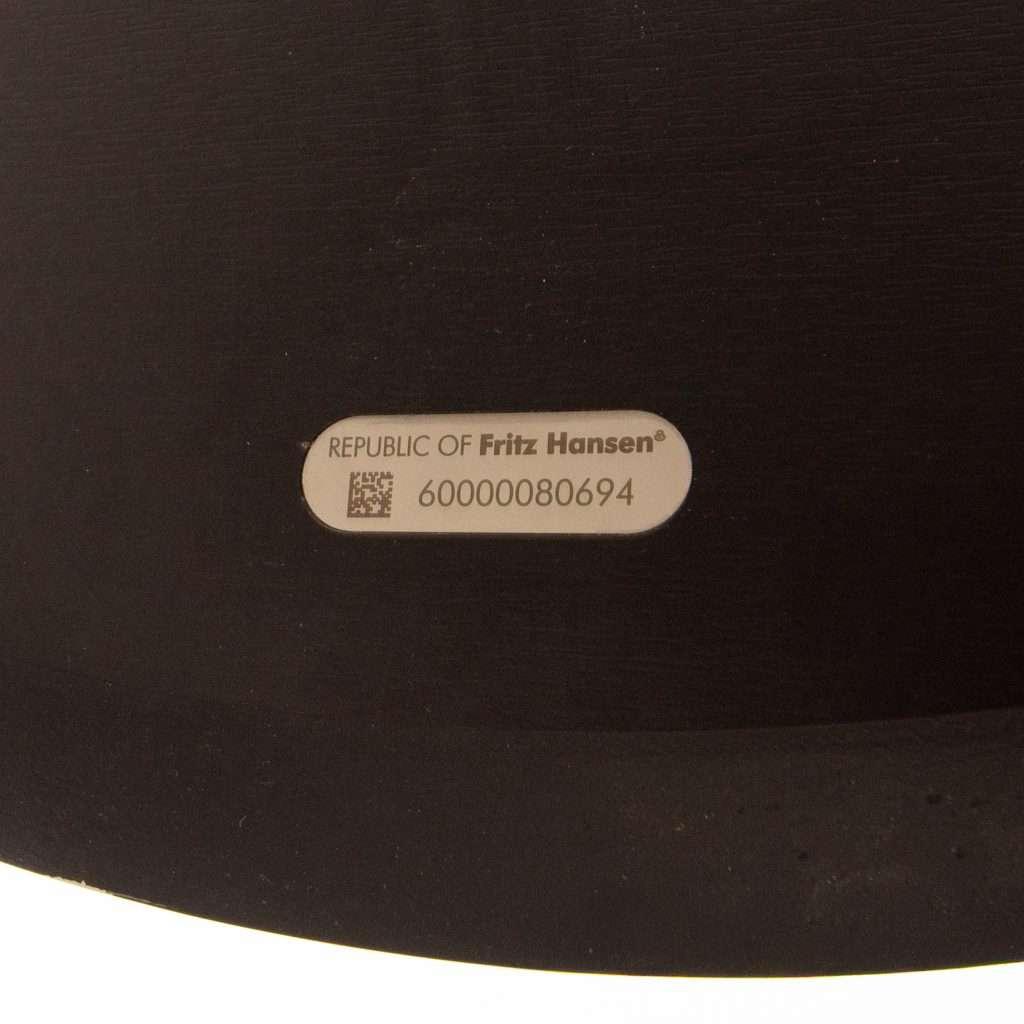 1x Fritz Hansen A222 Tafel Zwart Ø75 cm - Aluminium, Ophalen of Verzenden, Zo goed als nieuw, Minder dan 50 cm, Niet ingevuld