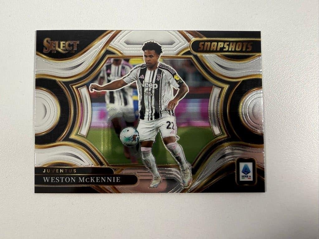 7 Weston McKennie Snapshots Select Serie A 2025-26, Ophalen of Verzenden, Nieuw, Buitenlandse clubs, Poster, Plaatje of Sticker