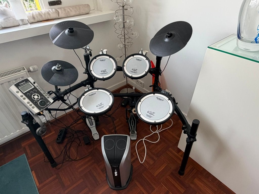 Drumstel Roland td9kv inclusief kruk en speaker, Ophalen, Zo goed als nieuw
