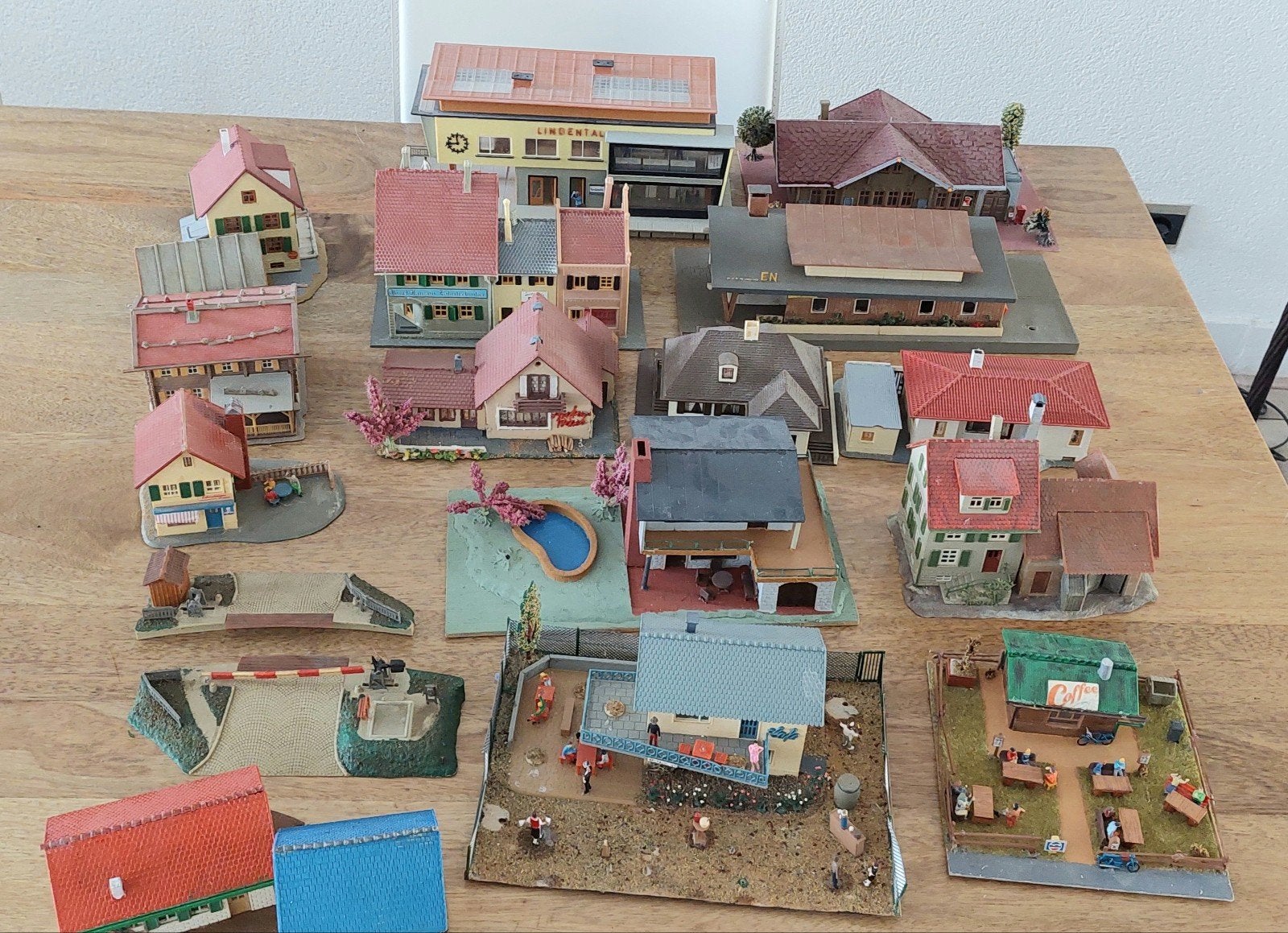 Lot huisjes voor modelspoorbaan of diorama, Overige merken, Gebruikt, Gelijkstroom of Wisselstroom, Brug, Tunnel of Gebouw