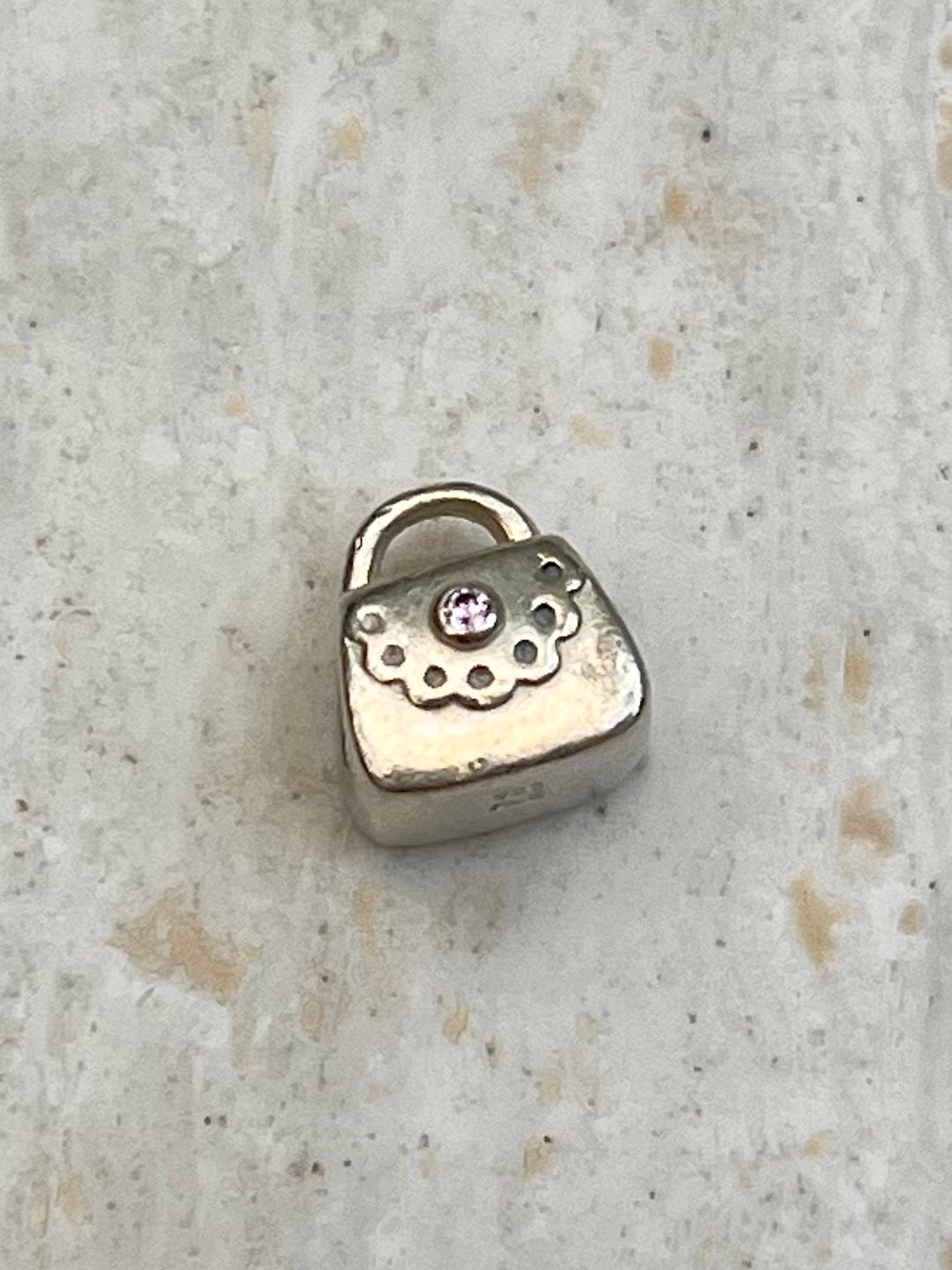 Retired Pandora handtasbedel met roze zirkonia, Gebruikt, Pandora, Ophalen of Verzenden, 1 bedel