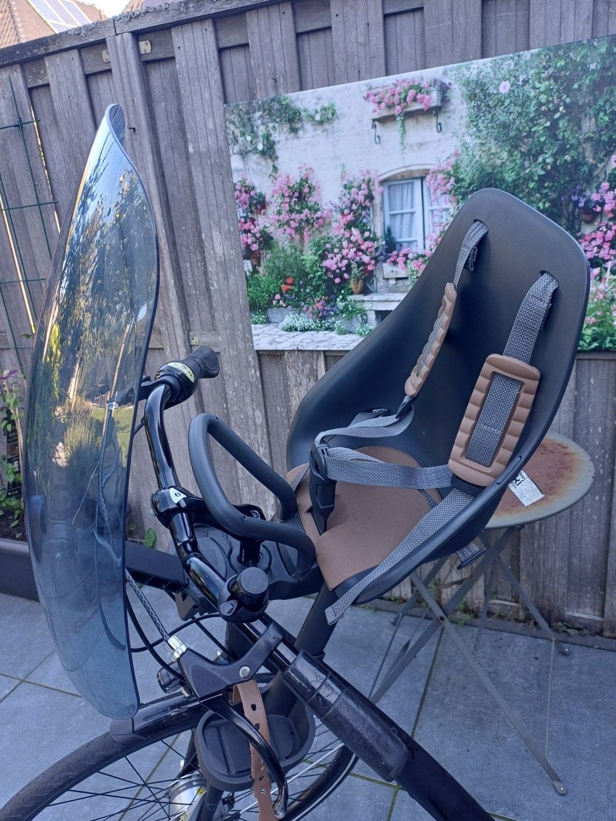 Urban Iki zwart-bruin voorzitje met stuurtje en windscherm., Fietsen en Brommers, Ophalen, 0 t/m 18 kg, Voorzitje, Urban Iki