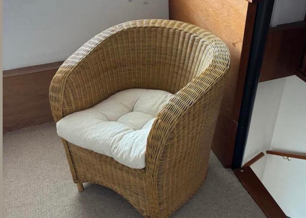 Comfortabele rieten stoel met kussen, Huis en Inrichting, Stoelen, Zo goed als nieuw, Eén, Riet of Rotan, Bruin, Ophalen