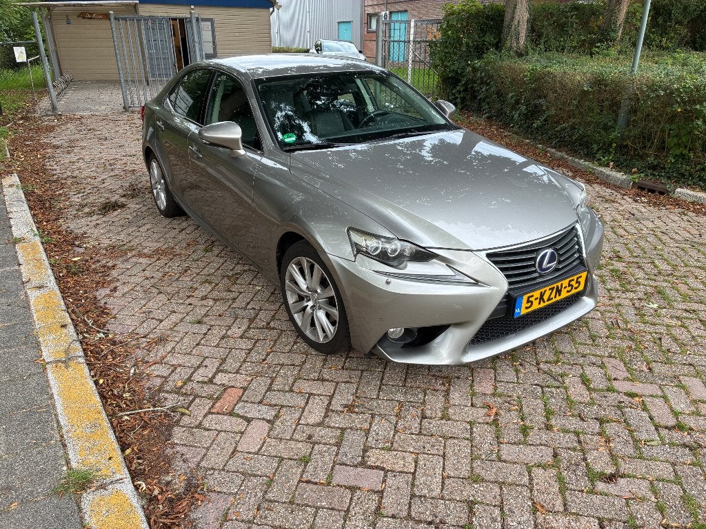 Lexus IS 300H 2.5 Hybrid CVT 2013 Grijs, Auto's, Lexus, Automaat, Achterwielaandrijving, Leder en Stof, 23 km/l