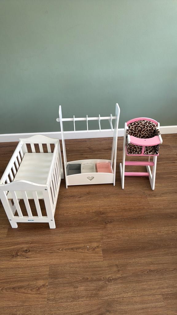 Poppenbedje, kledingrek en kinderstoel set, Kinderen en Baby's, Speelgoed | Poppen, Gebruikt, Overige typen, Ophalen of Verzenden