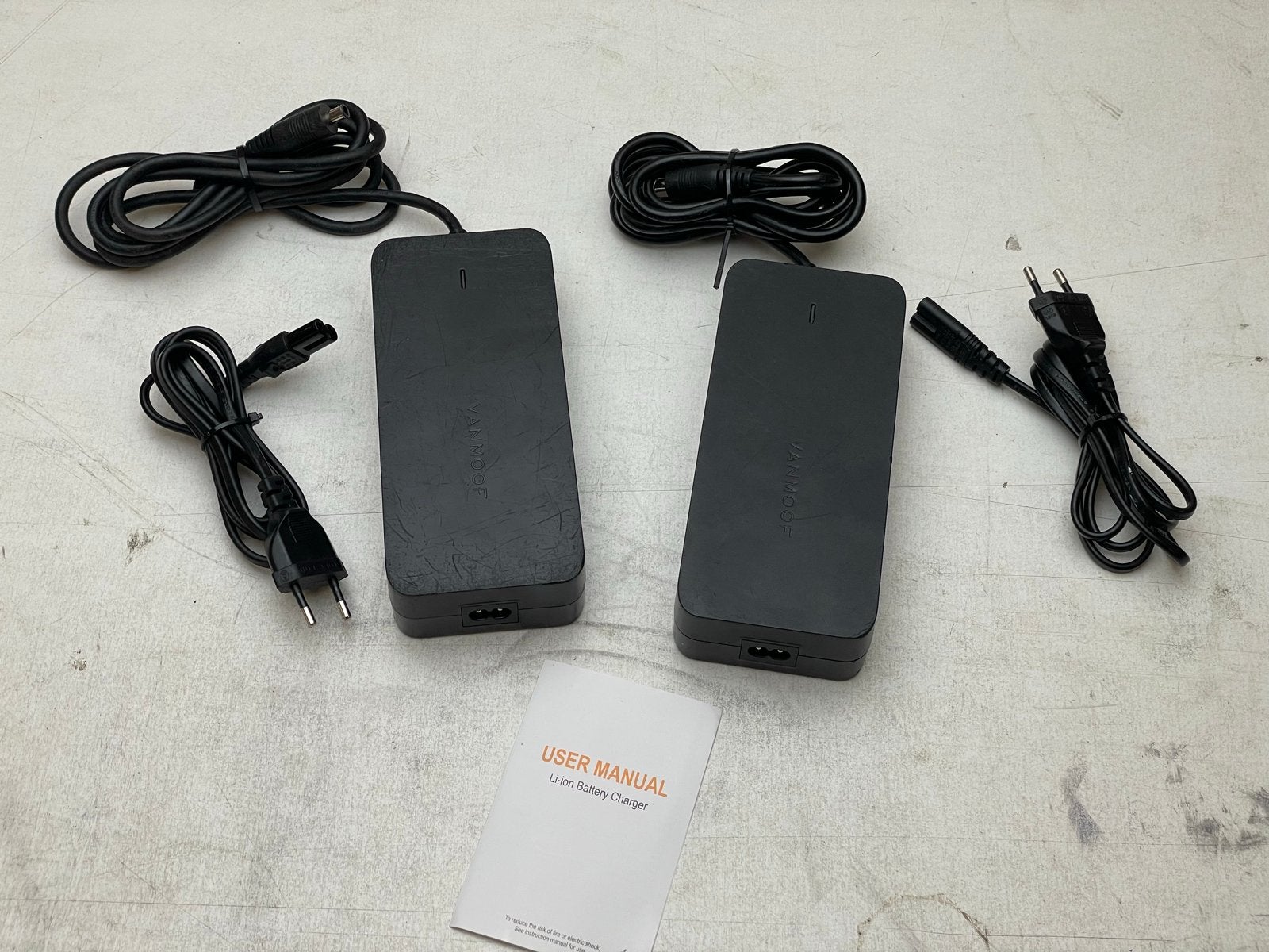 Foto 5 van 2x VanMoof Electrified S3 & X3 Li-ion Batterij Opladers