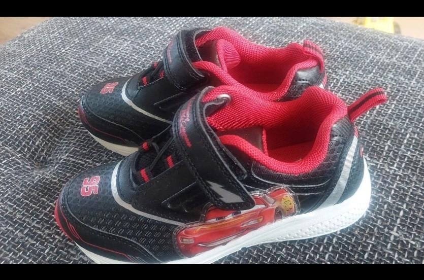 Disney Cars Lightning McQueen schoenen met lichtjes - EU 28, Disney, Schoenen, Nieuw, Ophalen of Verzenden
