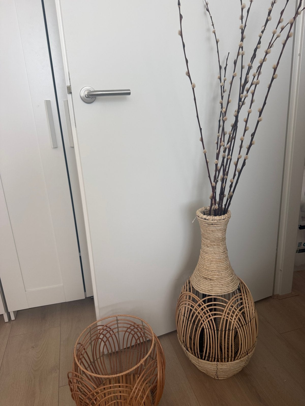 Rotan vaas met decoratie en bijpassende mand, Huis en Inrichting, Woonaccessoires | Vazen, Ophalen, Gebruikt, Bruin, Natuurlijk materiaal