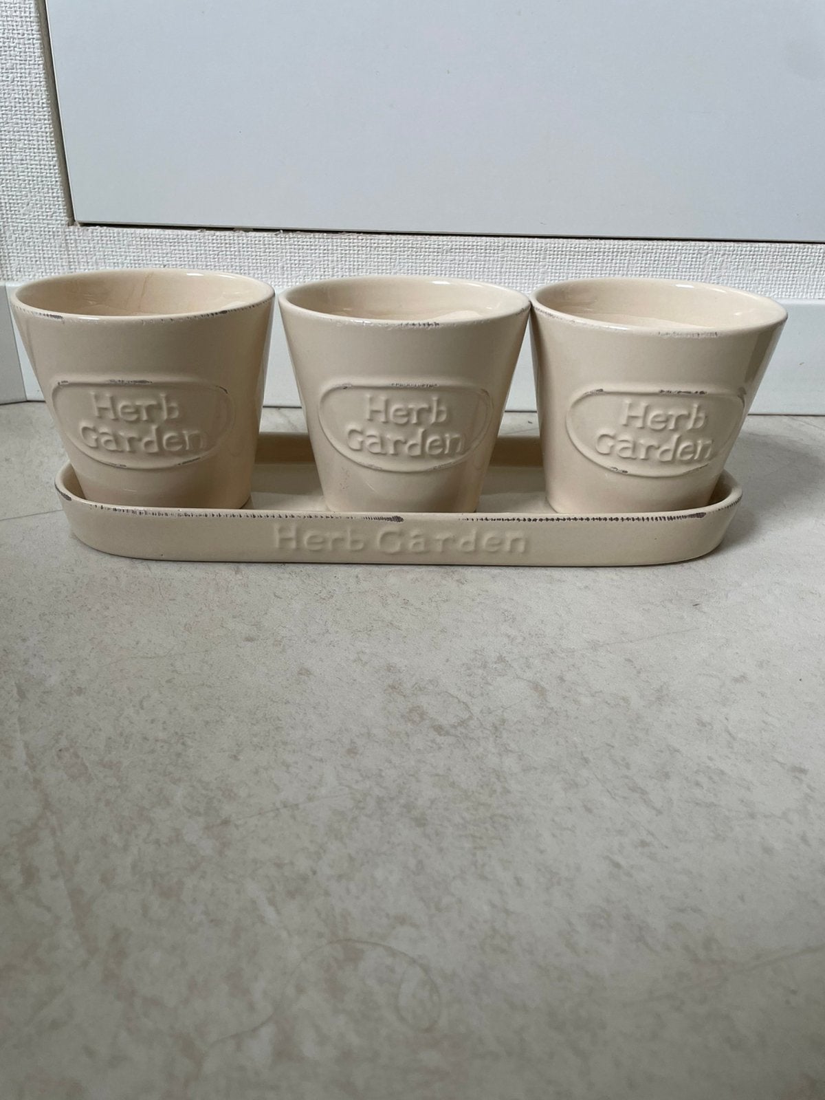Landelijke stijl kruidenpotjes op tray, Pot, Bus of Blik, Ophalen of Verzenden, Zo goed als nieuw, Steen/keramiek
