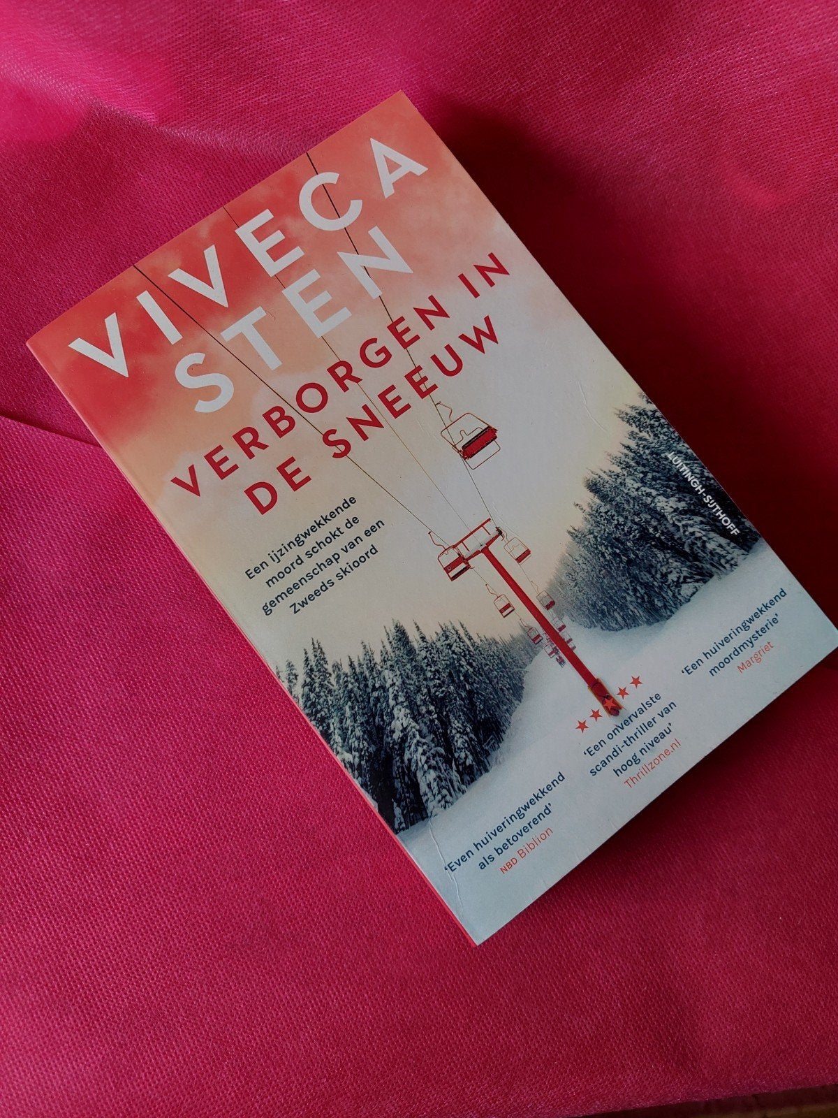 Viveca Sten - Verborgen in de sneeuw (Scandi-thriller), Boeken, Ophalen of Verzenden, Zo goed als nieuw, Viveca Sten, Scandinavië