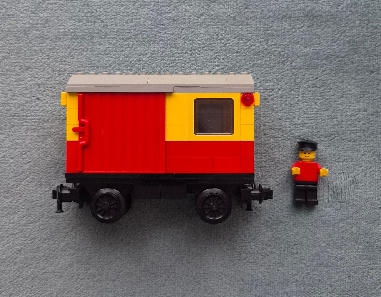 Lego trein Post wagon (kort model) + minifig (set 7819), Compleet, Gebruikt, Lego, Ophalen of Verzenden