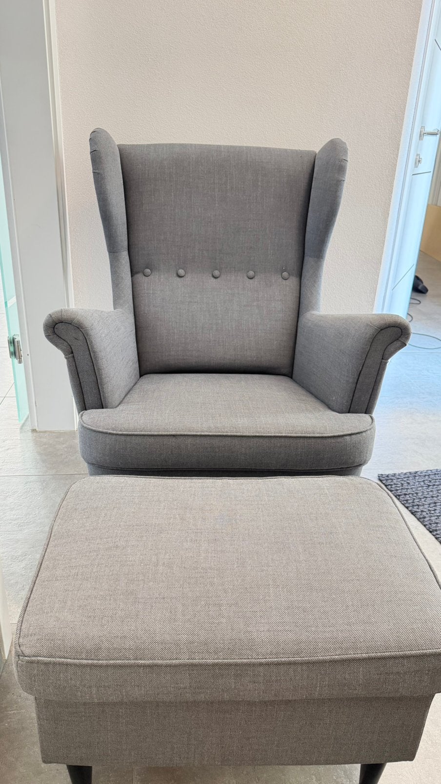 Grijze strandmon oorfauteuil met voetbank, Ophalen, Zo goed als nieuw, 75 tot 100 cm, 50 tot 75 cm