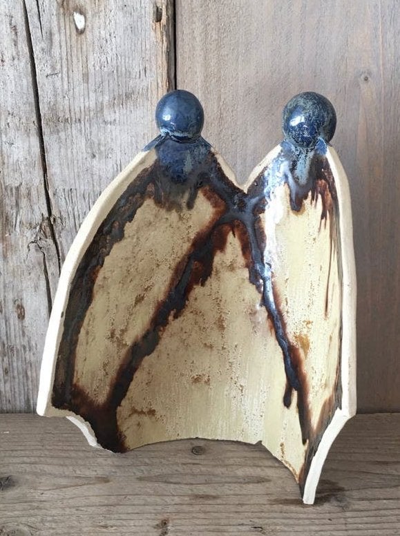 Keramiek sculptuur 'Individuen' van Margo de Vries, Antiek en Kunst, Groep mensen, Geglazuurd, Ophalen of Verzenden, 20 - 50 cm