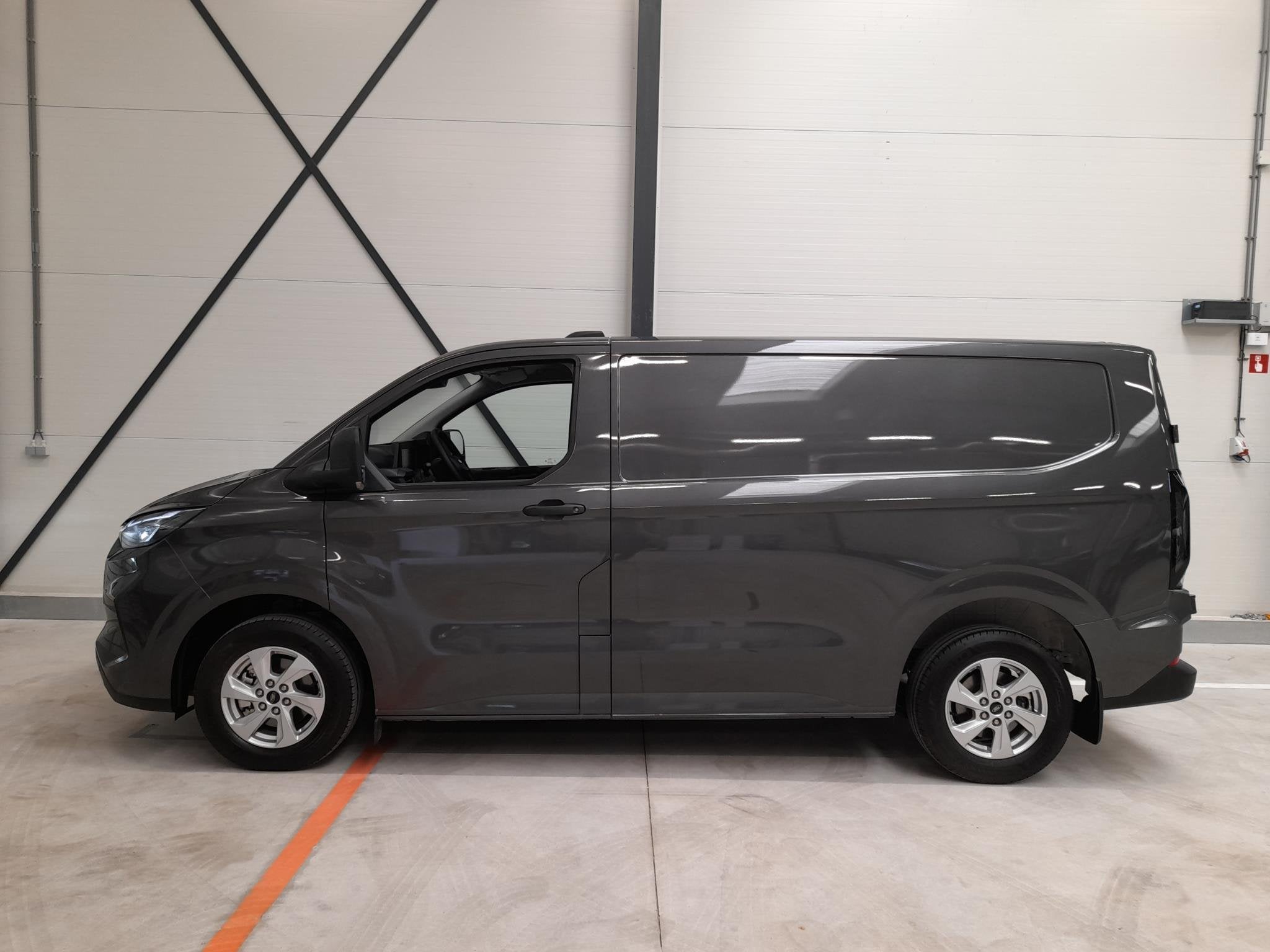 Ford Transit Custom 300 2.0 TDCI L2H1 Trend Nieuw Model Navi, Auto's, Bestelauto's, Voorwielaandrijving, Stof, 1836 kg, 4 cilinders