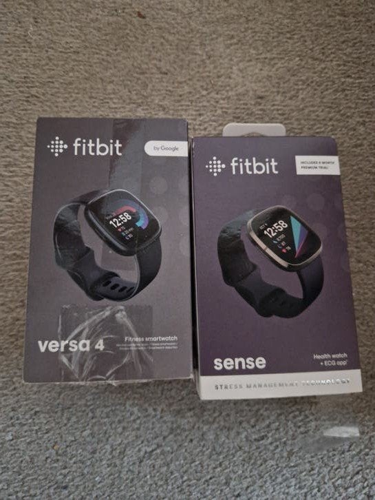 2x Fitbit Sense en Versa 4 - Defect, Ophalen, Gebruikt, Zwart, Fitbit