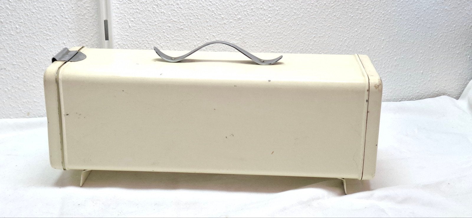 Vintage ontbijtkoekblik met houten snijplank, Ophalen