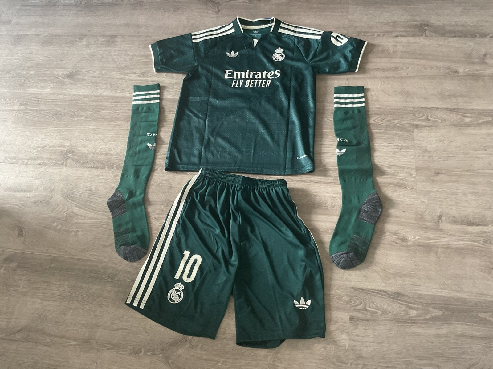 Real madrid tenue MBAPPÉ, Maat XS of kleiner, Ophalen of Verzenden, Nieuw, Set
