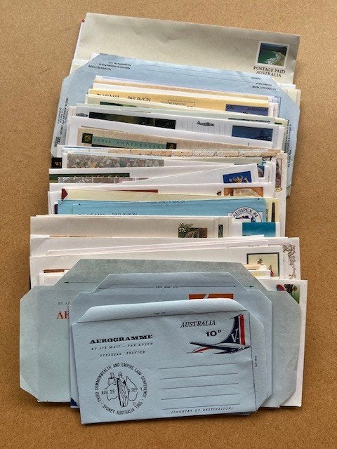 121 BLANCO POSTWAARDESTUKKEN AUSTRALIE, Postzegels en Munten, Verzenden, Envelop