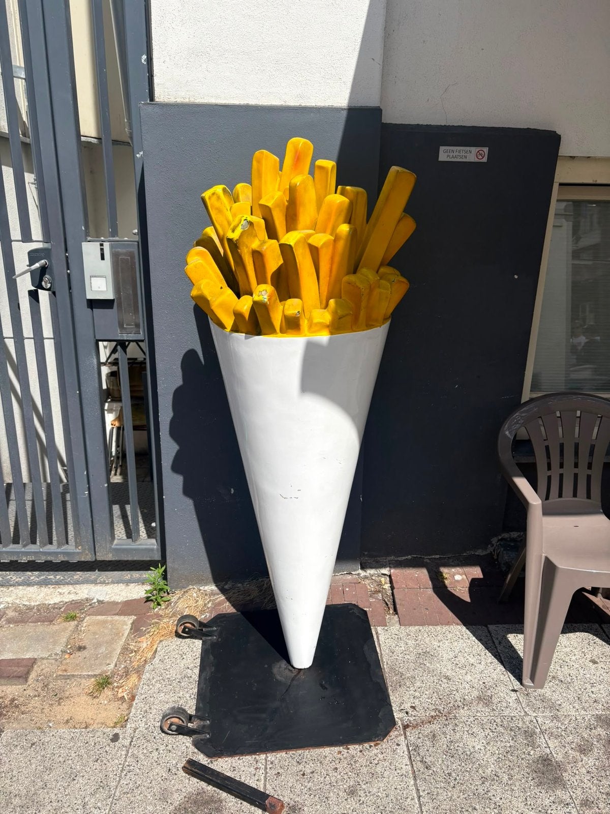Friet reclame Grote frietzak sculptuur, Antiek en Kunst, Kunst | Beelden en Houtsnijwerken, Overige onderwerpen, Weerbestendig