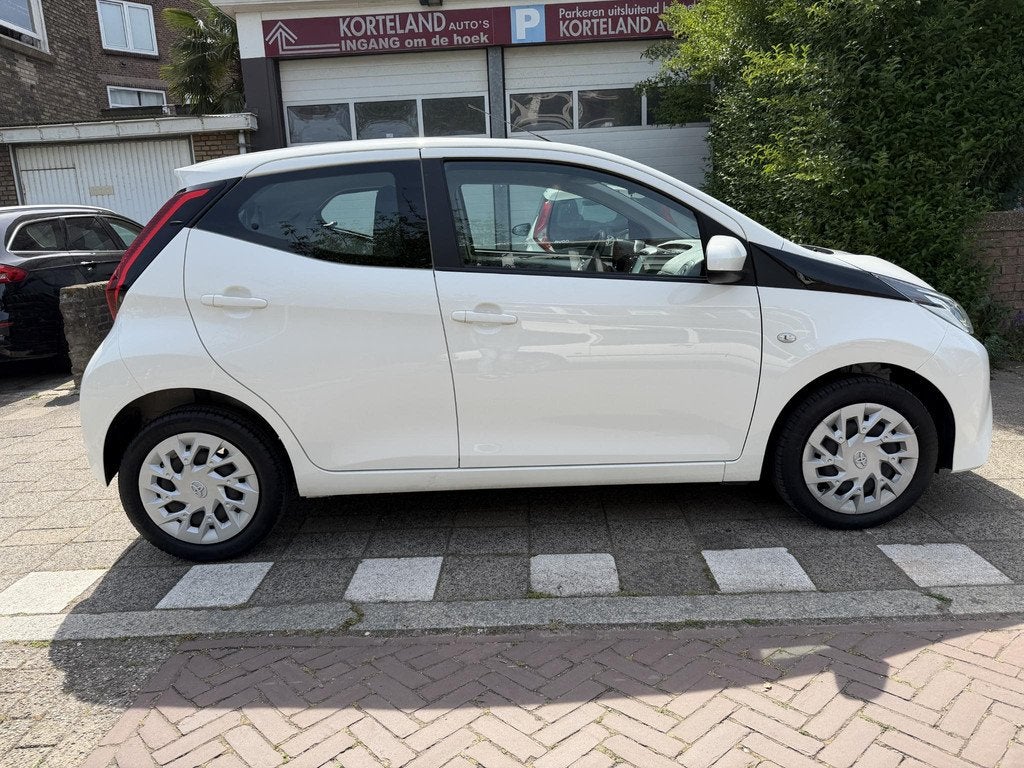 Toyota Aygo 1.0 VVT-i x-play AIRCO CAMERA LED, Voorwielaandrijving, Stof, Gebruikt, Met garantie (alle)