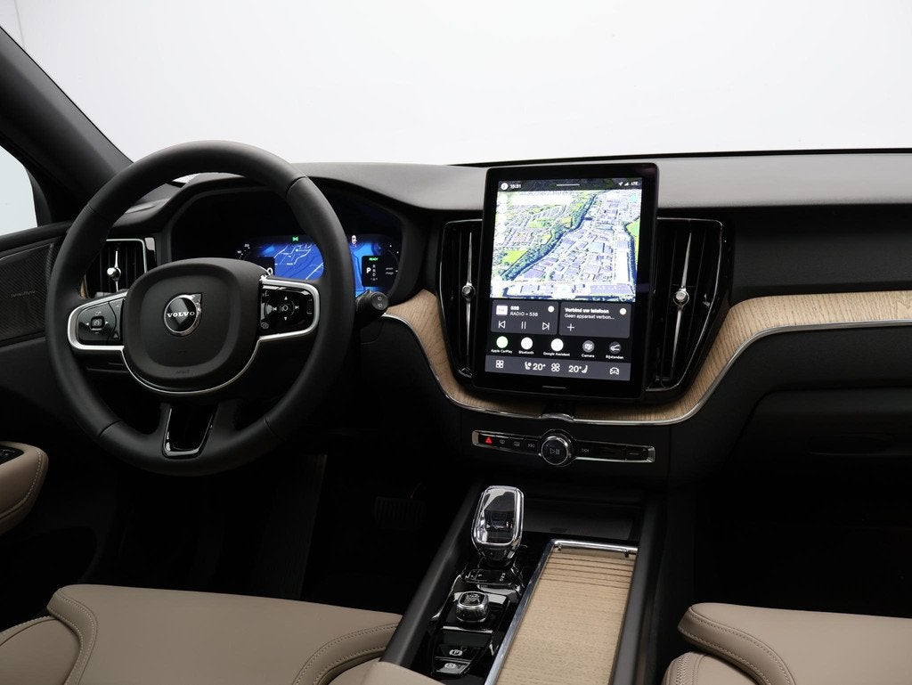 Volvo XC60 T6 350PK Plug-in hybrid AWD Plus Dark / Panoramis, Auto's, Volvo, Automaat, Gebruikt, 4 cilinders, 180 min
