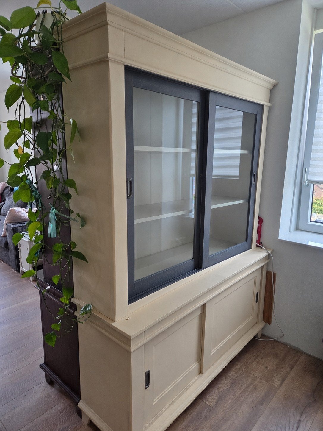 Mooie vitrinekast/dressoir met schuifdeuren, 100 tot 150 cm, Glas, Klassiek, Ophalen of Verzenden
