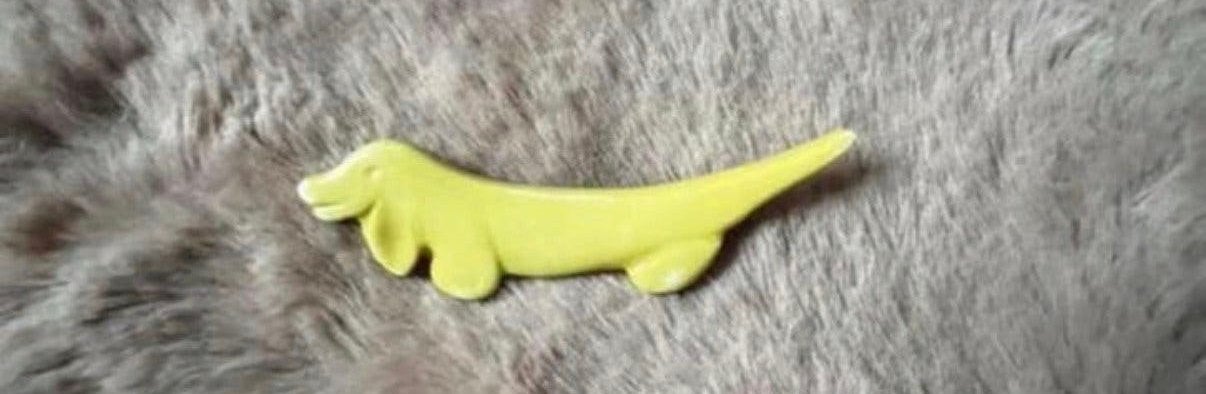 Vintage teckel broche Groen Kunststof 9 cm, Ophalen of Verzenden, Zo goed als nieuw, Groen, Overige materialen