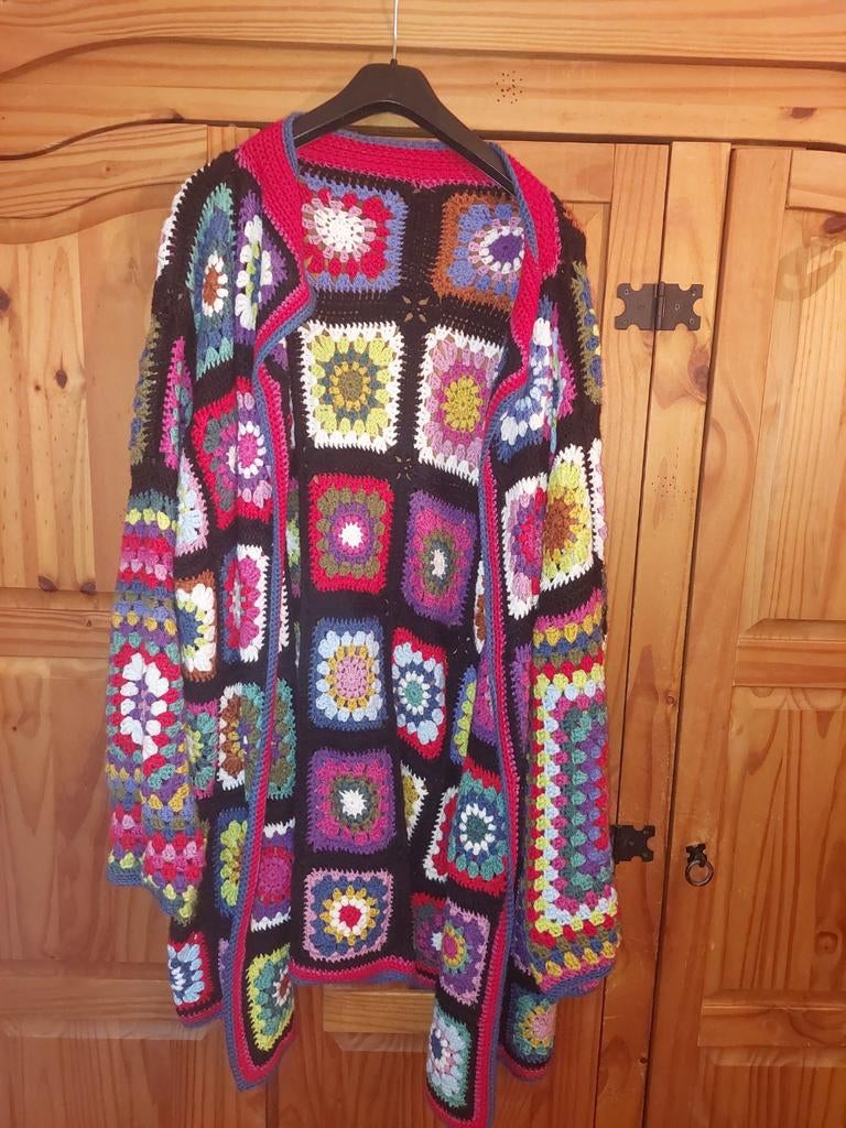Handgemaakt vest met granny squares, Kleding | Dames, Truien en Vesten, Ophalen, Zo goed als nieuw, Maat 46/48 (XL) of groter