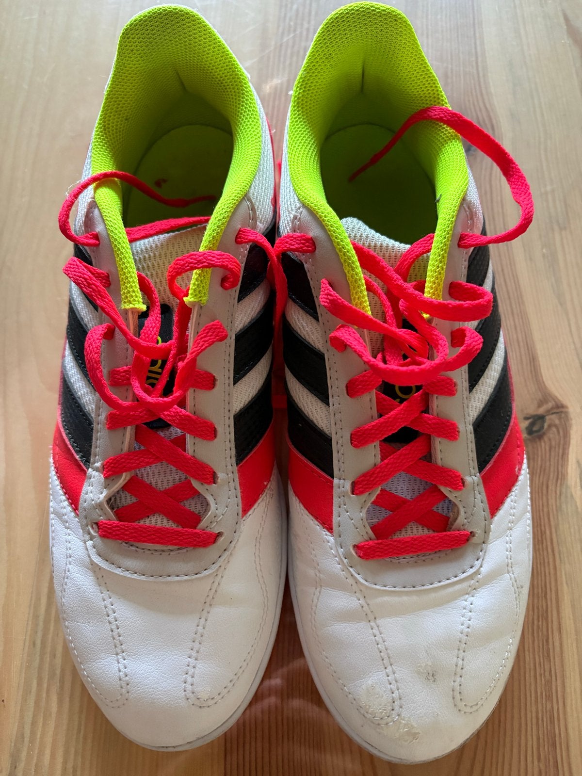 Adidas Sala zaalvoetbalschoenen maat 44 (vallen klein), Ophalen of Verzenden, Zo goed als nieuw, Maat 42/44 (L), Wit
